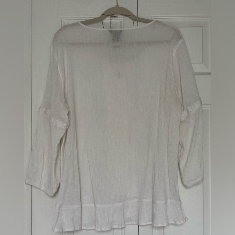 Timeless! Multiples white button top! - Picture 14 of 16